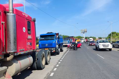 ‘Prácticamente nos están vacunando’: transportistas marcharon en Manta por supuestos cobros de agentes de tránsito 