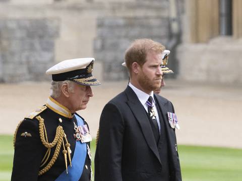El príncipe Harry rompe el silencio sobre la salud de su padre, el rey Carlos, y su visita breve para estar con él:  Amo a mi familia 