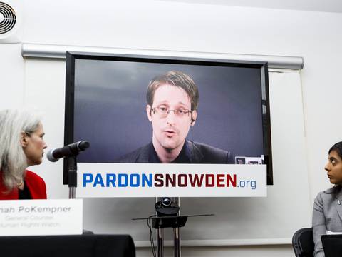 Nueve años después de huir de Estados Unidos por revelar espionaje, Edward Snowden se convirtió en ciudadano ruso
