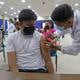 Ciudadanos rezagados reciben vacuna unidosis de CanSino, mientras en Guayaquil ya se analiza cierre de algunos vacunatorios
