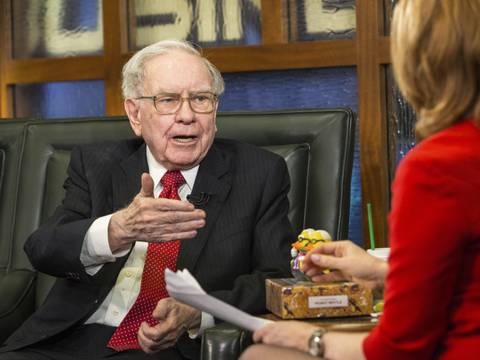 Warren Buffett dice que nunca utilizó la deducción sobre la que Donald Trump habló en el debate