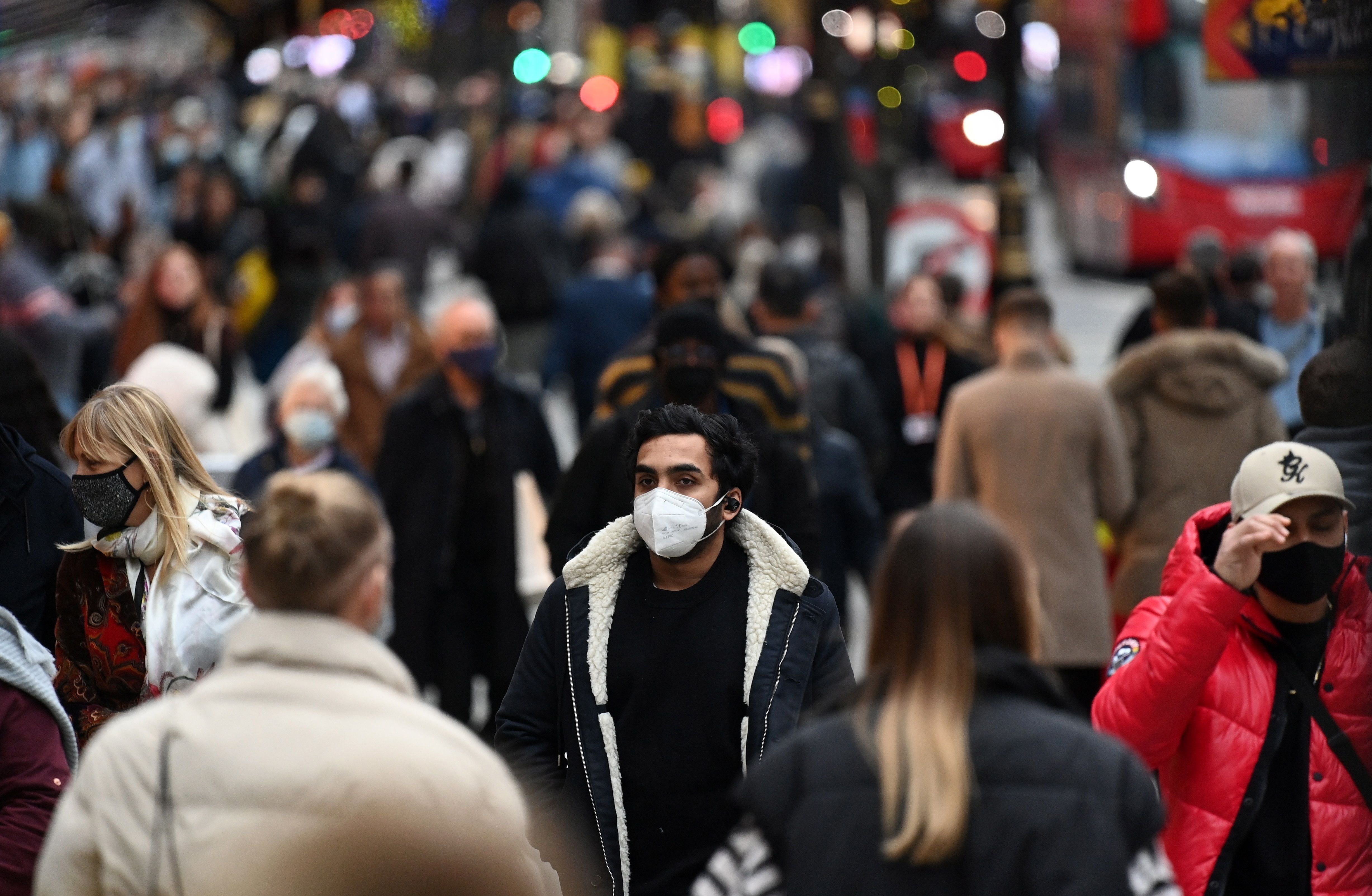 Se necesita más que la vacunación para frenar a la variante ómicron del coronavirus