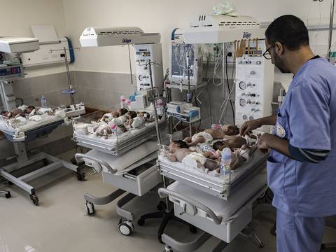 Unos 31 bebés, muchos en estado crítico, son evacuados de Gaza a Egipto 