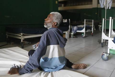 Los últimos pacientes del mayor hospital de Puerto Príncipe, abandonado y convertido en centro de mando de las pandillas de Haití