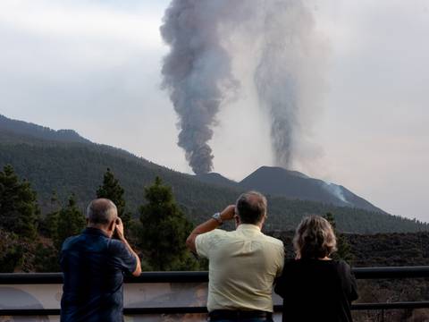 Sismo en la isla española de la Palma mientras la lava volcánica amenaza con llegar de nuevo al mar 