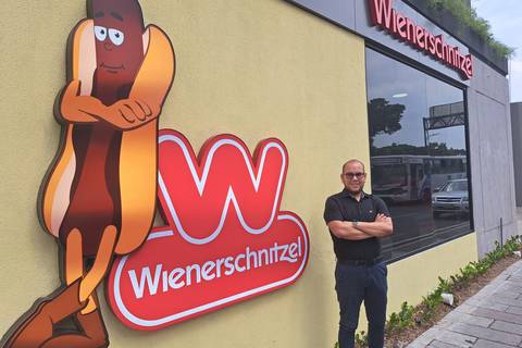 La marca estadounidense Wienerschnitzel aterrizó con sus hot dogs en Guayaquil, donde abrirá tres locales más en 2024 