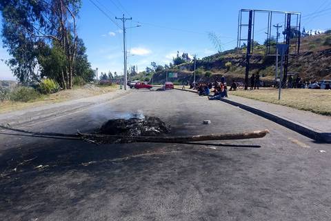 Salasaca de la provincia de Tungurahua mantiene cerrada la carretera Ambato-Baños