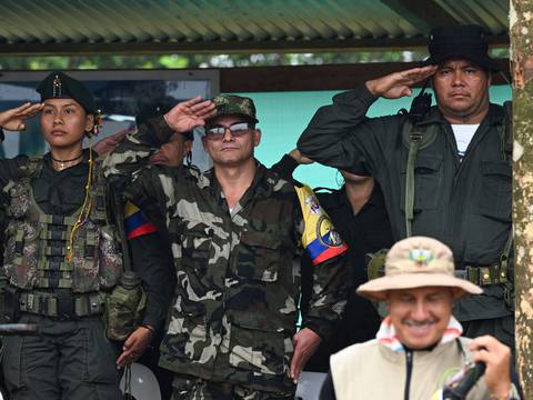 Iván Mordisco, el jefe de las disidencias de las FARC que había sido dado por muerto, reaparece durante anuncio de nueva mesa de diálogo con el gobierno de Colombia