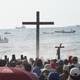 Cientos de personas participaron del Baño de la Cruz, ritual de Semana Santa que se realiza en Ballenita