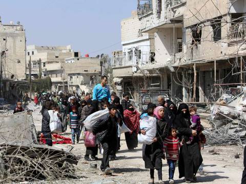 Miles de civiles escapan de dos frentes en Siria