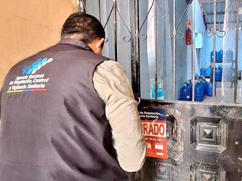 Arcsa clausura embotelladoras de agua en Los Ríos, Manabí y Cotopaxi