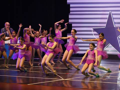 Bailarines de Clap Danza presentan show en el Teatro Centro de Arte