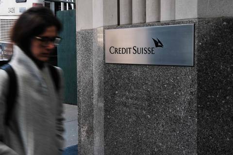 El banco Credit Suisse pide apoyo mientras sus acciones caen en la bolsa y no consigue calmar a los mercados