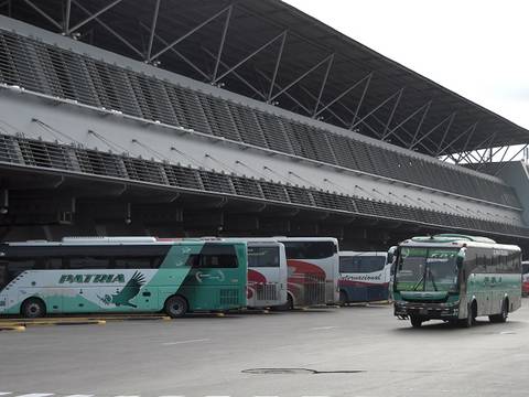 Convenio permitirá la limpieza interna y externa de buses en la terminal terrestre de Guayaquil