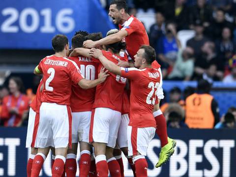Suiza se acerca a octavos con empate a 1 ante Rumania
