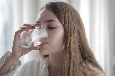 Cuántos litros de agua debes tomar al día si quieres limpiar tus riñones ¿cuándo es demasiada?