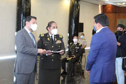 Sale Tannya Varela de la Comandancia de la Policía Nacional; entra el general Carlos Cabrera Ron
