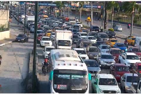 Intenso tráfico vehicular se registra en la avenida Pedro Menéndez y puente de la Unidad Nacional 