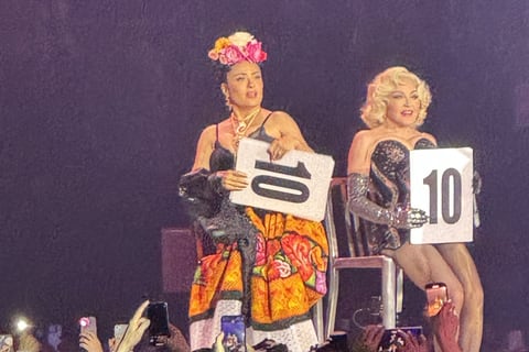 Mira cómo se vistió Salma Hayek cuando apareció de sorpresa en un concierto de Madonna en México
