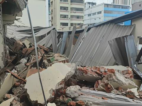 Colapsa estructura en edificio del centro de Guayaquil