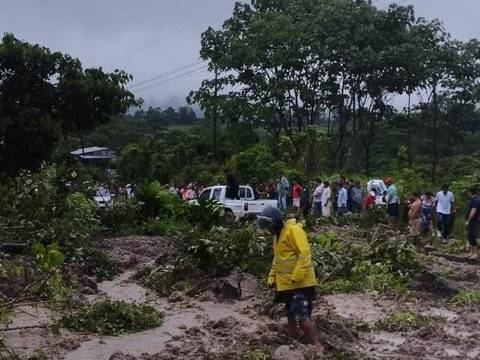 Lluvias causan inundaciones y deslaves en Pedernales, complicando el acceso a  los recintos