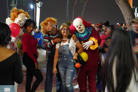 Ciudadanos acuden disfrazados al centro de Guayaquil en noche de Halloween