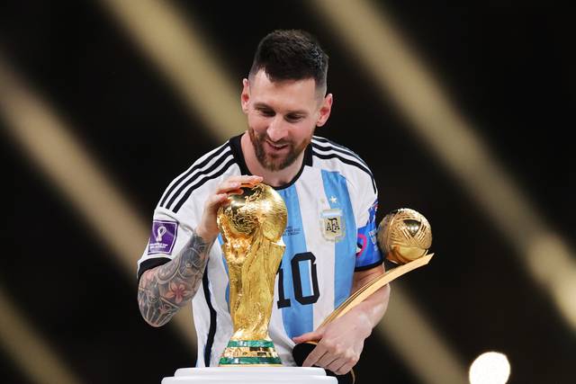 Lionel Messi subastará las camisetas de Argentina que usó en el Mundial de Qatar 2022