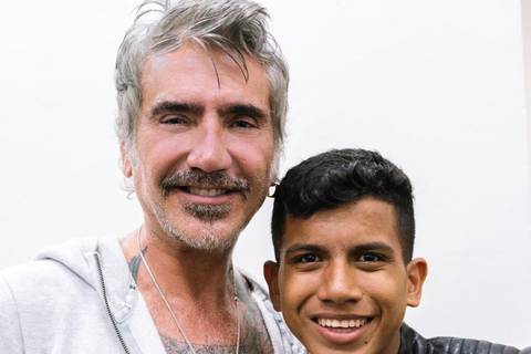 Alejandro Fernández cumple el sueño de un adolescente venezolano: el artista mexicano subió al escenario al joven que cantaba sus temas por las calles del oriente de ese país