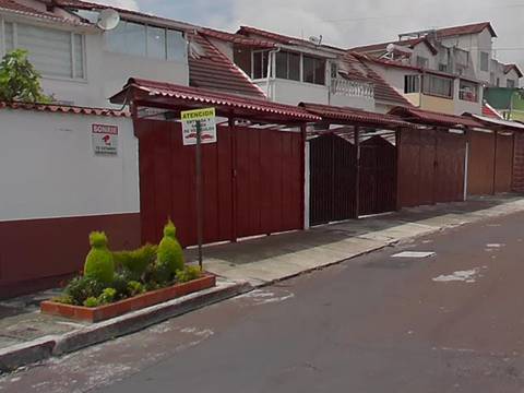 Tres sujetos armados atacaron a personas dentro de un vehículo, en el norte de Quito