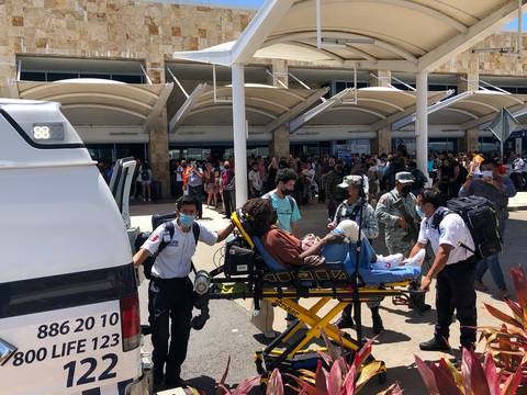 Caos y confusión en aeropuerto de Cancún tras falsa alarma de detonaciones, al parecer se cayó un letrero