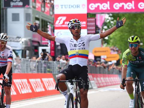 Jhonatan Narváez se impone a Tadej Pogacar y es el primer líder del Giro de Italia 2024