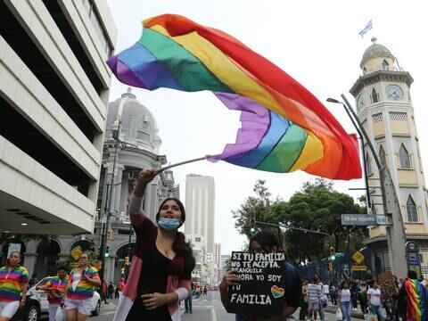 ‘Para hacer manifestaciones pacíficas no necesitamos permiso de absolutamente ninguna autoridad’: Emilio Villafuerte, director de colectivo trans, explica el simbolismo de la marcha en el centro de Guayaquil 