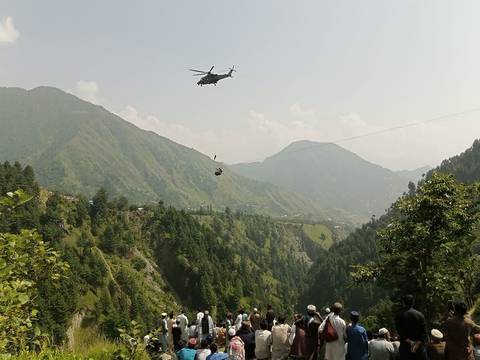 Tras 12 horas rescatan a menores de edad que estaban varados en telecabina en el norte de Pakistán