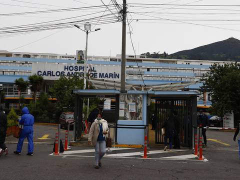 ‘No hay guantes, no hay insumos, toca traer porque no tienen nada’: la resignación de familiares y pacientes del Hospital Carlos Andrade Marín, del IESS, en Quito