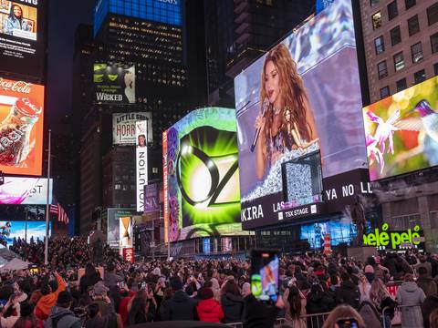 Shakira paralizó el Times Square con un explosivo concierto gratuito