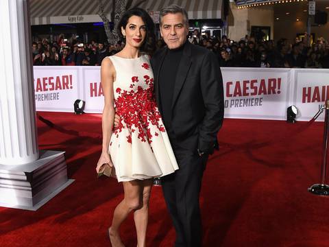 George Clooney se deja ver enamoradísimo en estreno en Los Ángeles