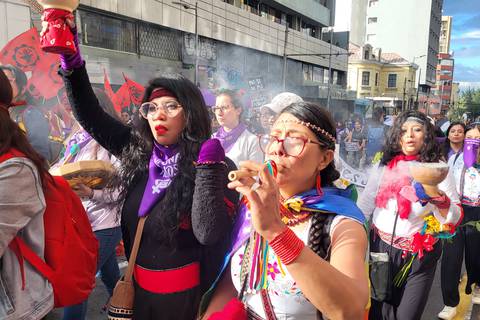 Miles de personas se concentraron en la marcha 8M, en Quito