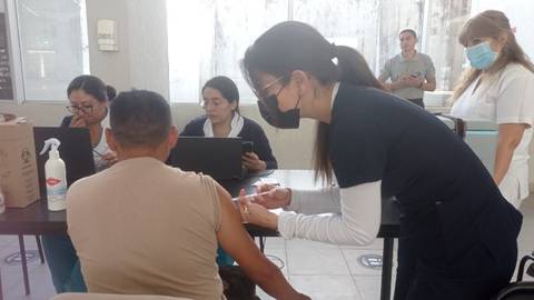 Médicos ecuatorianos instan a tener respuesta adecuada ante variante del coronavirus denominada FLiRT