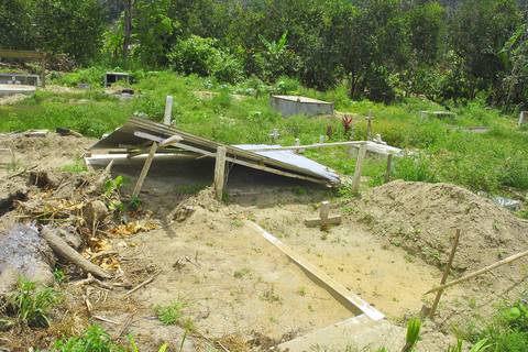 Tumbas del cementerio de la parroquia Carlos Concha, en Esmeraldas, aún permanecen bajo tierra por desbordamiento de ríos 