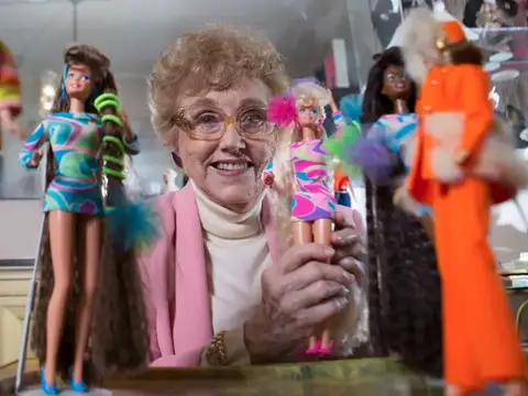 ‘Barbie era relevante para la época, seguía las tendencias’: Carol Spencer fue una de las primeras diseñadoras de la popular muñeca y trabajó en Mattel por más de tres décadas