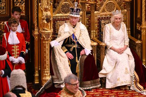 Camila brilla como reina con una corona histórica en la apertura del Parlamento presidida por el rey Carlos