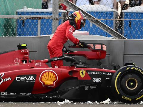 ¡Golpazo! Carlos Sainz choca contra el muro en la segunda sesión libre del GP de Abu Dhabi