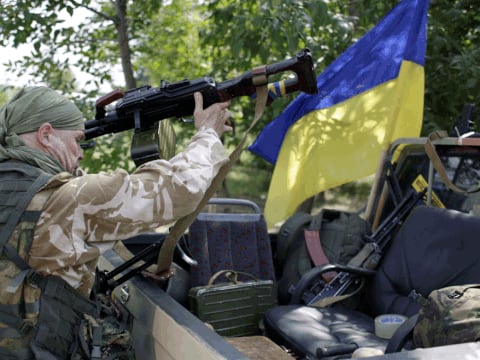 Ucrania, a las puertas de Donetsk, pide a civiles salir de zona de conflicto