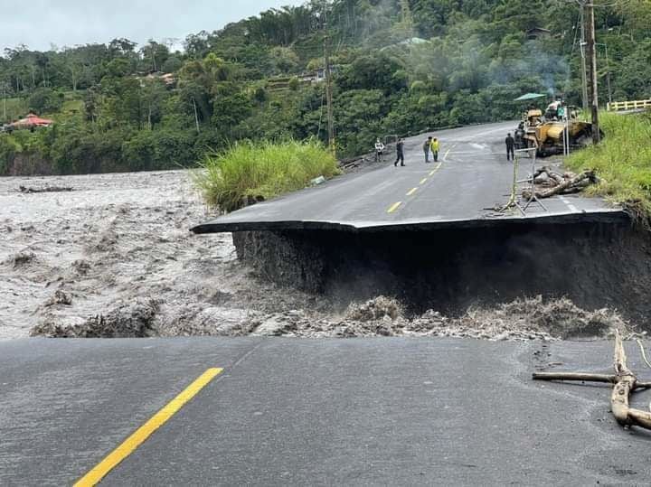 Tramo de la carretera Puyo-Macas colapsó por crecida de río Upano