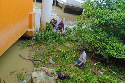 Bomberos rescatan a perro que cayó en la orilla del río Guayas