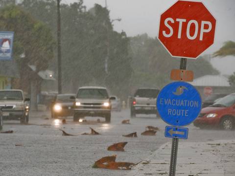 La tormenta "Andrea", a punto de tocar tierra en costa oeste de Florida
