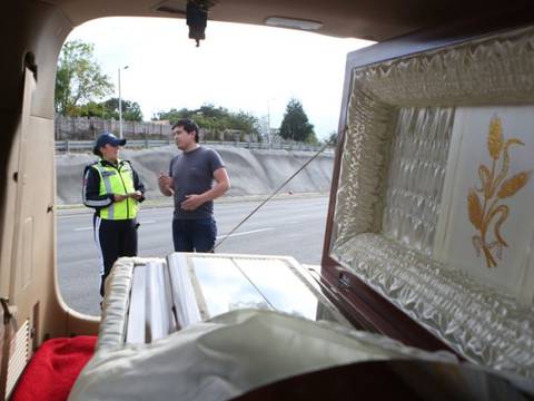 Una carroza fúnebre y un ataúd son parte de una campaña para reducir el exceso de velocidad en Quito