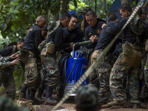 Niños atrapados en una cueva en Tailandia saldrían en grupos