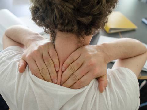 Si trabajas frente al computador muchas horas estos son los ejercicios que debes hacer para aliviar el dolor de cuello