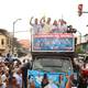 Decenas de simpatizantes de Aquiles Álvarez y Marcela Aguiñaga los acompañan en caravana por calles del suburbio de Guayaquil
